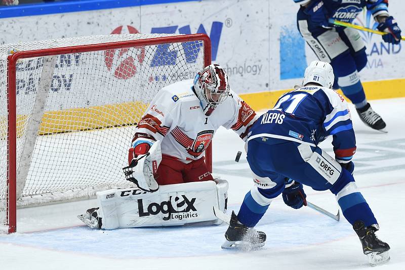 Brno 17.1.2021 - domácí HC Kometa Brno v modrém (Jakub Klepiš) proti Mountfield Hradec Králové (Štěpán Lukeš)