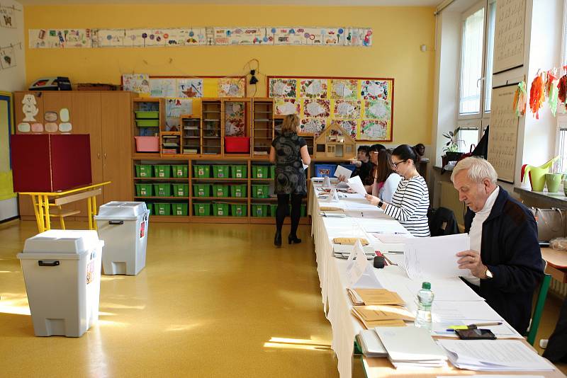 Volební místnost v Základní škole Janouškova, Brno.