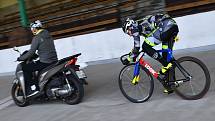 Trénink dráhových cyklistů Dukla Brno na velodromu.