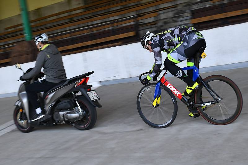 Trénink dráhových cyklistů Dukla Brno na velodromu.