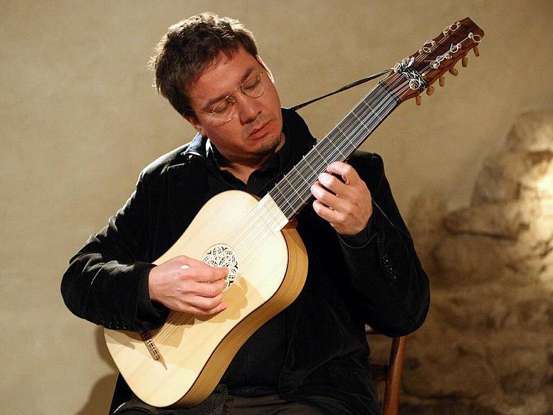 Chilský virtuos Cristian Gutiérrez pomocí tónů barokní kytary představil pulzující taneční hudbu starého kontinentu přelomu sedmnáctého a osmnáctého století.