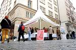 Koupit koláč a přispět tak na léky pacientů rajhradského hospice na Brněnsku mohli ve středu lidé na rohu Masarykovy a Panské ulice v Brně. 