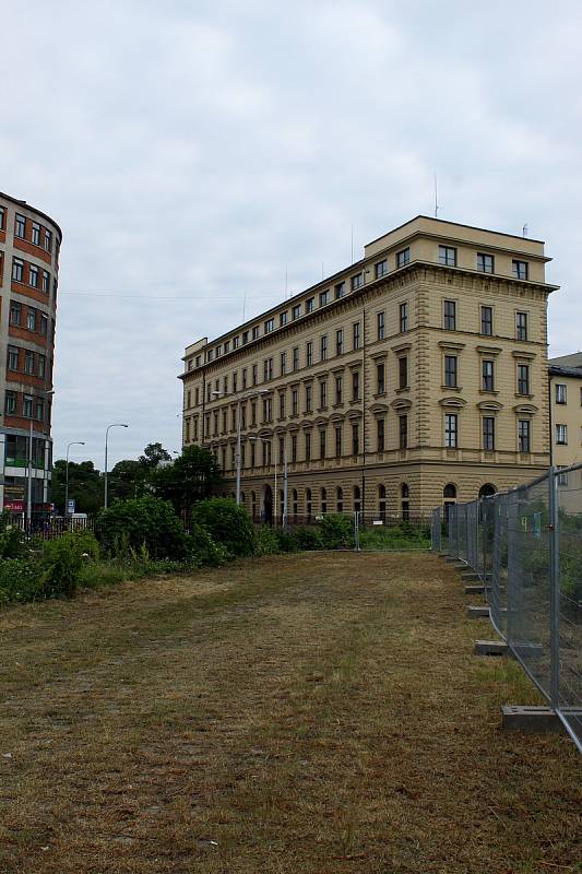 Od brněnského hlavního nádraží se romští uprchlíci zřejmě přesunou za autobusové stanoviště u hotelu Grand.