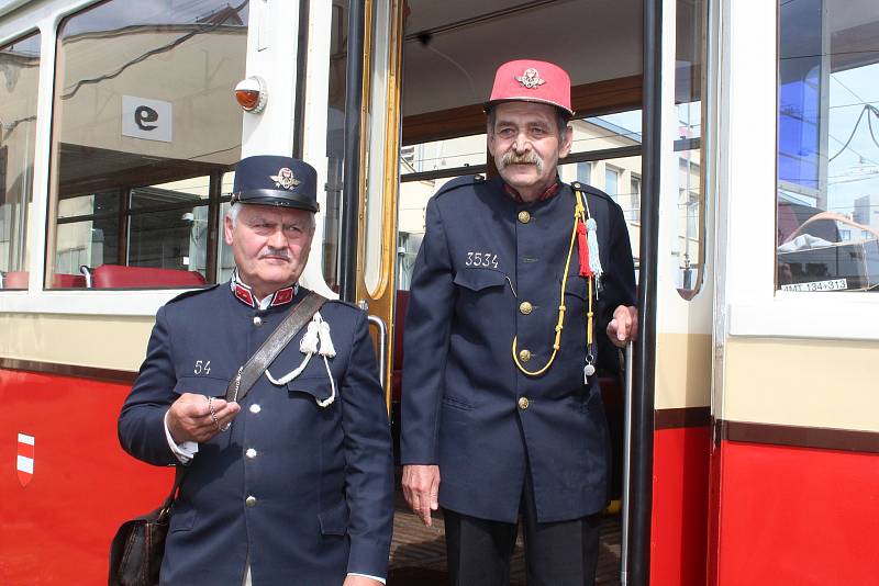 Řidič historických šalin Aleš Živný vyjel naposledy z vozovny v brněnských Medlánkách. Po jednačtyřiceti letech odchází nestor dopravního podniku do důchodu. Historické vozy řídil šestnáct let.