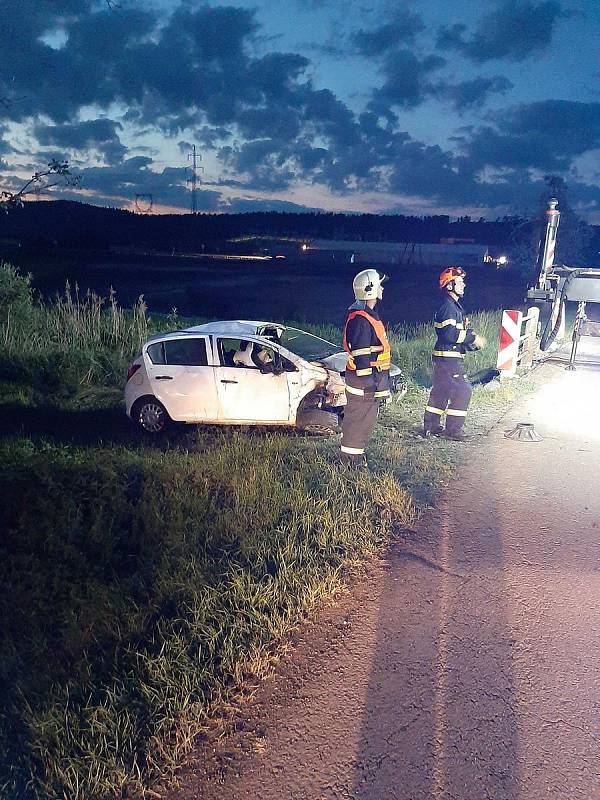 Hasiči likvidovali požár osobního auta, které havarovalo na katastru Sentice.