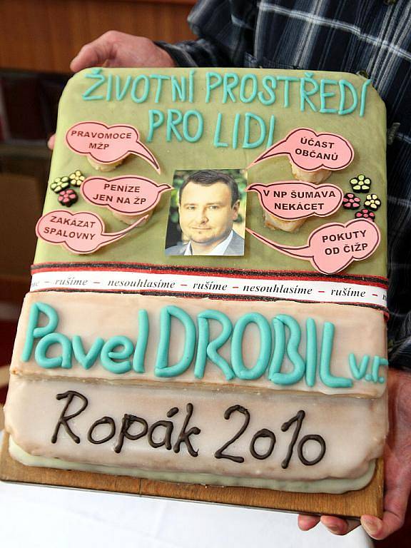 Bývalý ministr životního prostředí Pavel Drobil se stal rekordmanem. Získal dnes cenu za antiekologický čin i výrok roku 2010. Jako první vyhrál ankety Ropák i Zelená perla současně. Překonal tak i několikanásobného vítěze minulých ročníků Václava Klause.