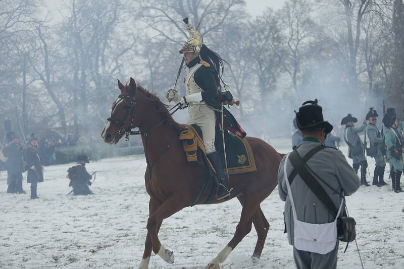 Ukázku bitvy předvedli vojáci v sobotu v zámeckém parku ve Slavkově u Brna. Zúčastnil se jí i redaktor Rovnosti Michal Hrabal. Při připomínce výročí bitvy tří císařů.