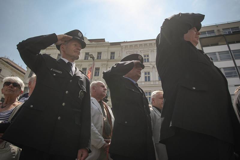 Mladí policisté v pátek na náměstí Svobody slavnostně složili slib. Na náměstí se rozdávala také ocenění.