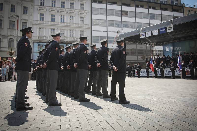 Mladí policisté v pátek na náměstí Svobody slavnostně složili slib. Na náměstí se rozdávala také ocenění.