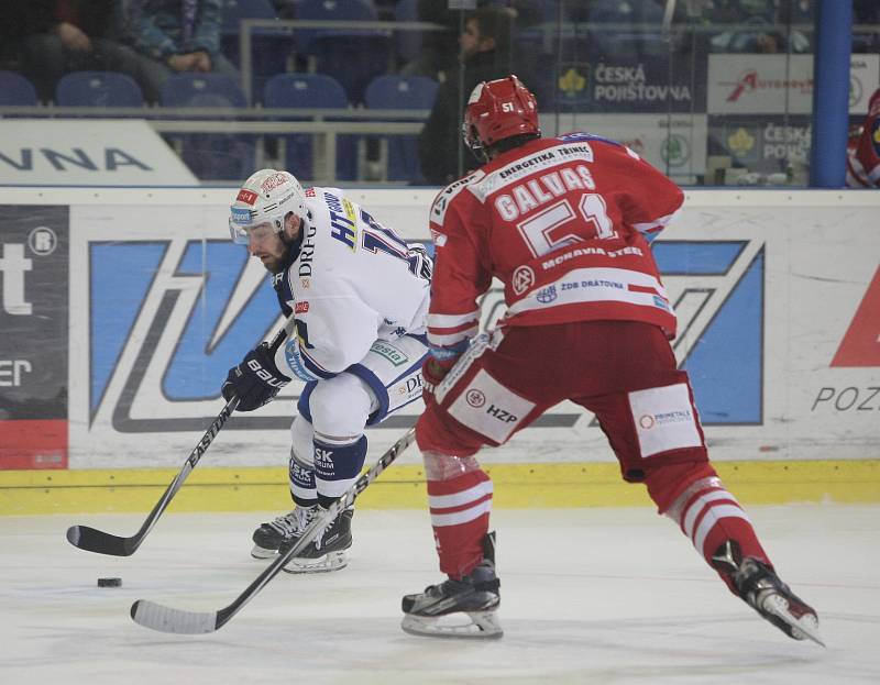 Hokejová Kometa Brno (v bílém) porazila v důležitém utkání Třinec 3:1.