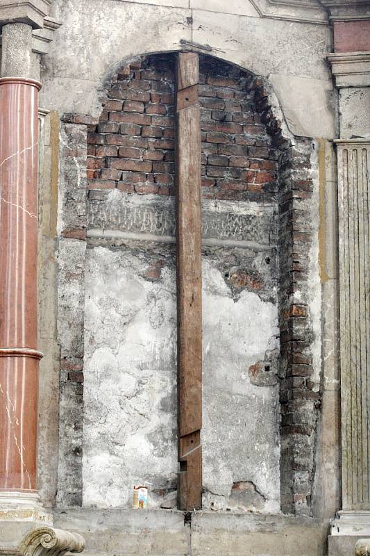 Dělníci teď pracují na vnitřní výmalbě hlavní lodi. Ta je hotová ze dvou třetin. Obrazy a sochy mají v péči restaurátoři v ateliérech na různých místech České republiky.