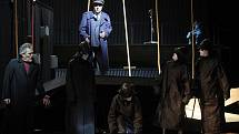 Nové nastudování opery Richarda Wagnera Bludný Holanďan v Národním divadla Brno ozvláštní minimalistická scéna Pavla Boráka.