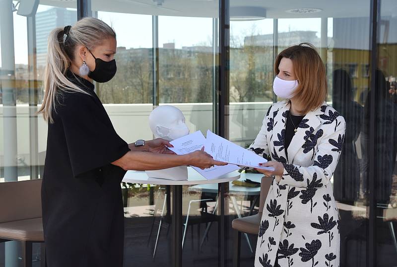 Brno 8.4.2020 - slavnostního předání nájemní smlouvy a prohlídka výrobní haly, kde bude firma Respilon vyrábět ústenky a respirátory