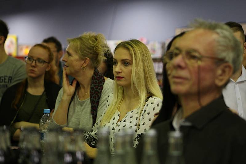 Třiatřicet dívek se zúčastnilo castingu Miss Czech Republic v nákupním centru v Králově Poli.