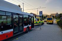 Ve čtvrtek ráno se v Merhautově ulici v Brně srazil autobus s osobním autem.