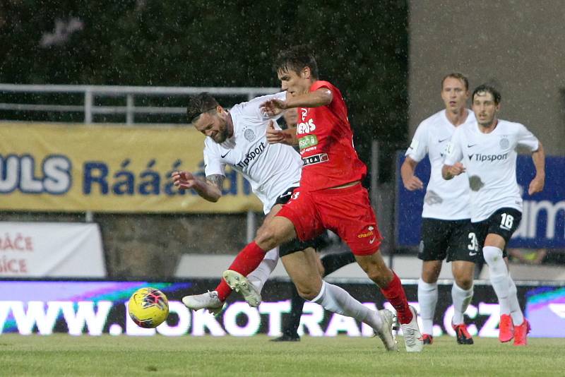 Domácí FC Zbrojovka Brno v červeném proti AC Sparta Praha.