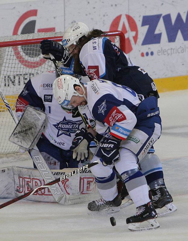 Hokejisté brněnské Komety (v bílém) vyhráli i třetí utkání semifinále play-off extraligy nad Plzní, tentokrát 3:2, a v sérii vedou už 3:0 na zápasy.