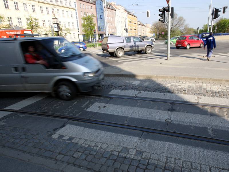 VLEČKA. Že po dráze uprostřed silnice, nad kterou chybí elektrické vedení, občas projede vlak, ví mnoho Brňanů. Ale proč se vlaková dráha napojuje na tramvajové koleje?