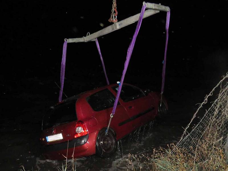 Útěkářovo auto, které bylo špatně zajištěné, sjelo do vody.