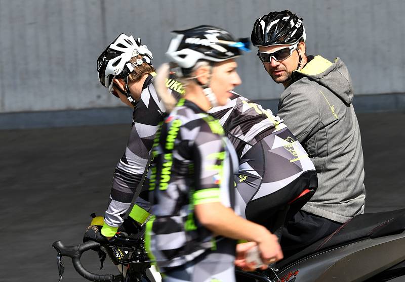 Trénink dráhových cyklistů Dukla Brno na velodromu.