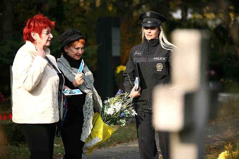 Policisté na hřbitově upozorňovali Brňany, jak si mají chránit svůj majetek.