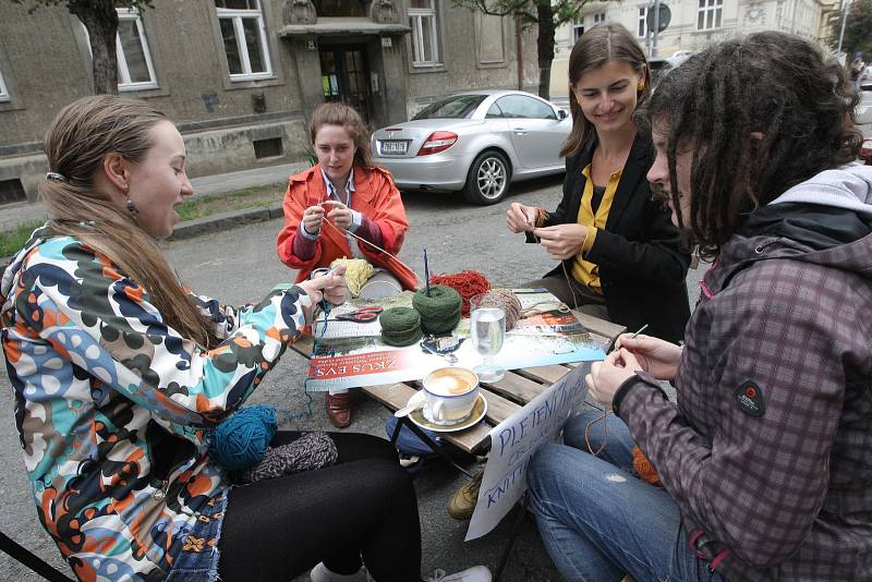 Brněnská Gorkého ulice ve středu odpoledne ožila. Lidé se totiž rozhodli, že ji zkrášlí. Uspořádali proto okrašlovací den. 