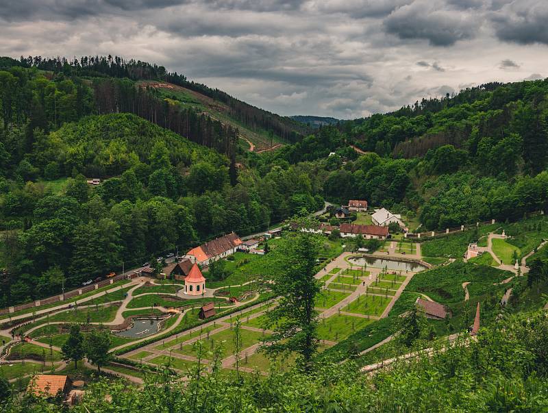 Výlet na Pernštejn nikdy nezklame. Výletníky čeká hrad, obnovená zahrada a kouzelná okolní příroda.