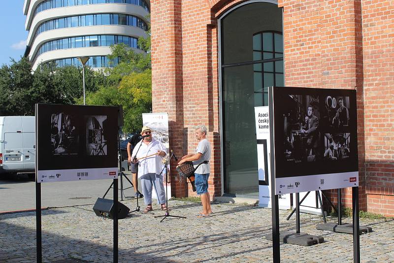 Zahájení výstavy ke stoletému výročí založení Asociace českých kameramanů u brněnské Galerie Vaňkovka.