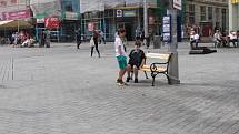 Na snímku je lavička, která je umístěna na brněnském náměstí Svobody. Je určená výhradně pro odpočinek řidičů tramvaje
