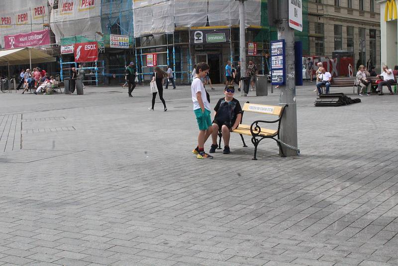 Na snímku je lavička, která je umístěna na brněnském náměstí Svobody. Je určená výhradně pro odpočinek řidičů tramvaje