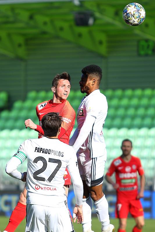 Fotbalisté Zbrojovky Brno (v červeném) remizovali na hřišti Karviné 1:1.