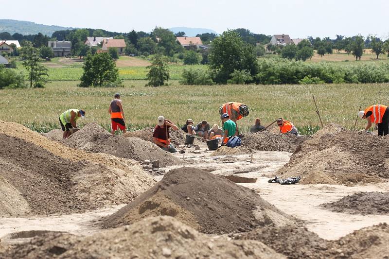 Stovky keramických úlomků a desítky hrobů se zatím podařilo odhalit archeologům na poli poblíž Modřic na Brněnsku. 