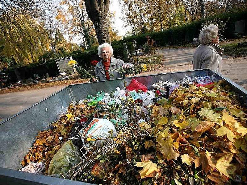 Policisté na hřbitově upozorňovali Brňany, jak si mají chránit svůj majetek.