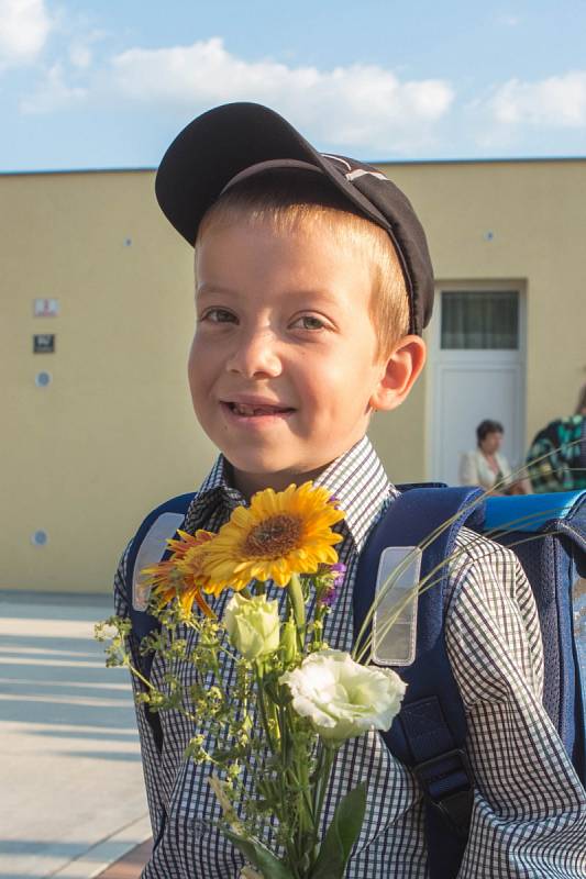 Nervózní výrazy ve tvářích prvňáků střídá nadšení při zvuku prvního zvonění. Svou premiéru ve škole zažívají jen v Brně čtyři tisíce dětí. Tolik žáků do prvních tříd brněnských základních škol nikdy předtím ještě nenastoupilo.