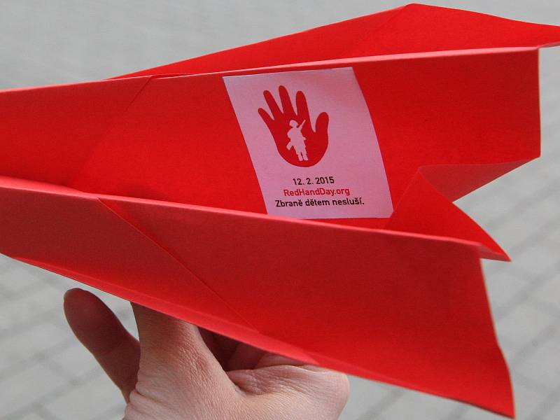 Lidé si ve čtvrtek na náměstí Svobody připomněli Red Hand Day, tedy den červených rukou. Organizace Amnesty International tak upozornila na problém dětských vojáků.