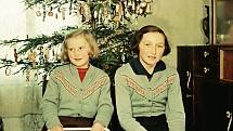 Rodina Hůryova ze Stonařova u vánočního stromečku v 50. letech minulého století.