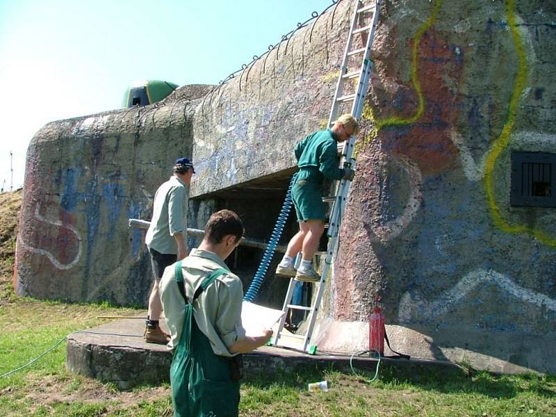 Od roku 2003 armáda převádí bezúplatně nepotřebný majetek na obce a města jako například bunkry.