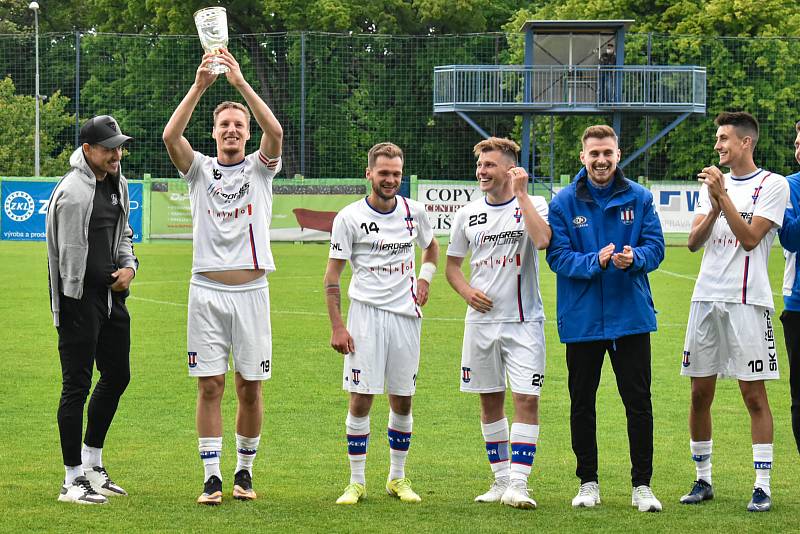 Líšeňští fotbalisté dostali po posledním utkání s Třincem pohár pro stříbrný celek druhé ligy. Jaké zápasy je k takovému úspěchu dovedly?