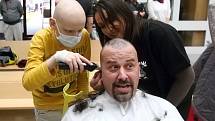 Nemocné děti z Dětské nemocnice oholily hasičům hlavy.