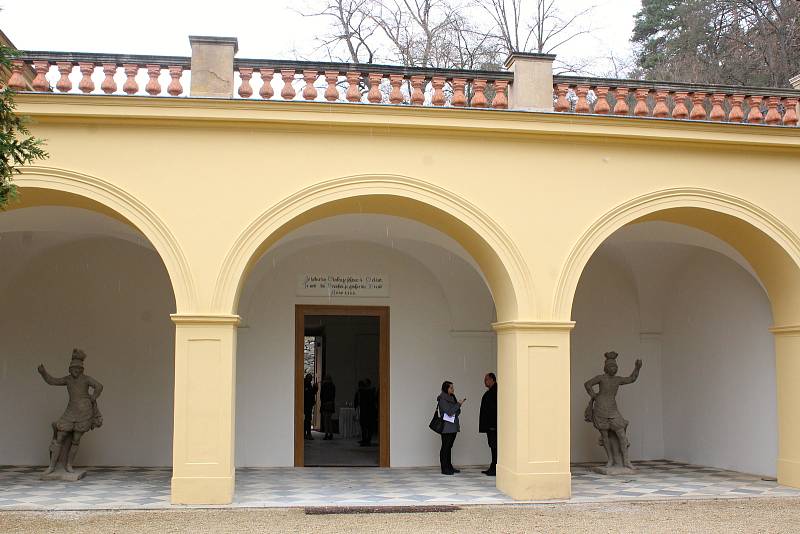 Na zámku v Lysicích restaurátoři obnovili výzdobu sala terreny.