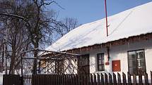 Atmosféru venkovských Vánoc v tradiční chalupě připomínaly výstavy a setkání v obecní doškovici v Petrovicích na Krumlovsku.