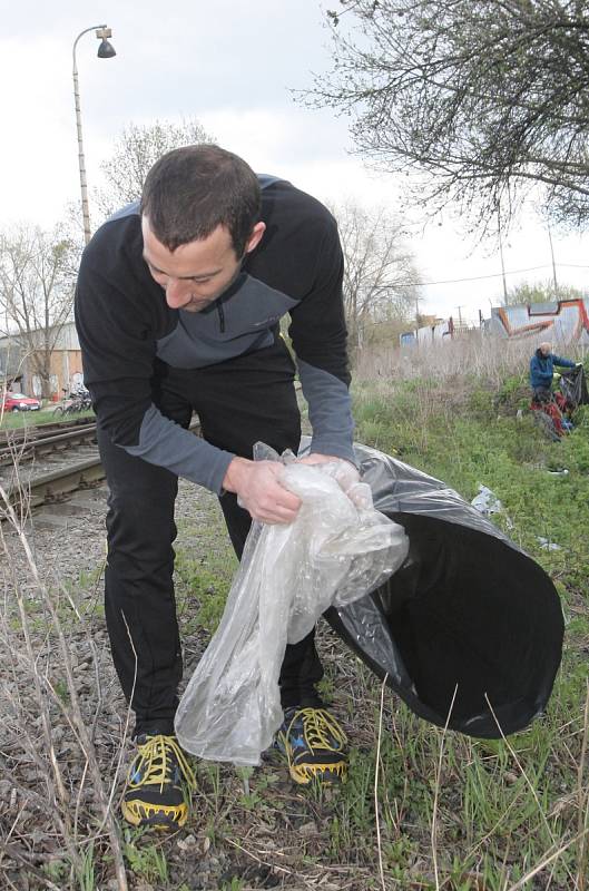 Akce Ukliďme Česko přilákala k úklidu veřejného prostoru desítky lidí. Například do takzvaného jižního centra.