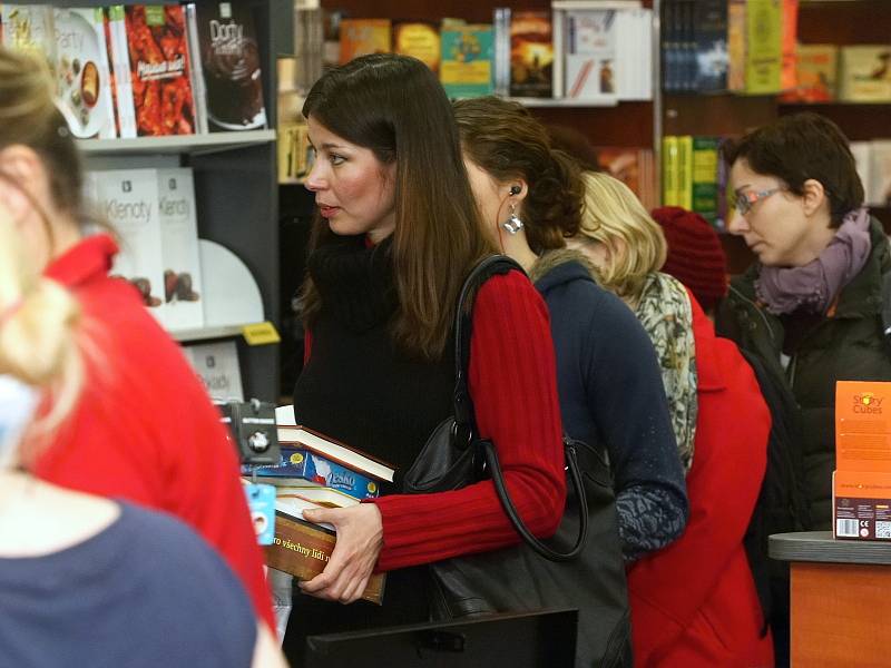 Po Vánocích se lidé vydali do obchodů utratit peníze, které dostali pod stromeček. Obchodníci jsou připravení a zájem nakupujících podporují vysokými slevami.