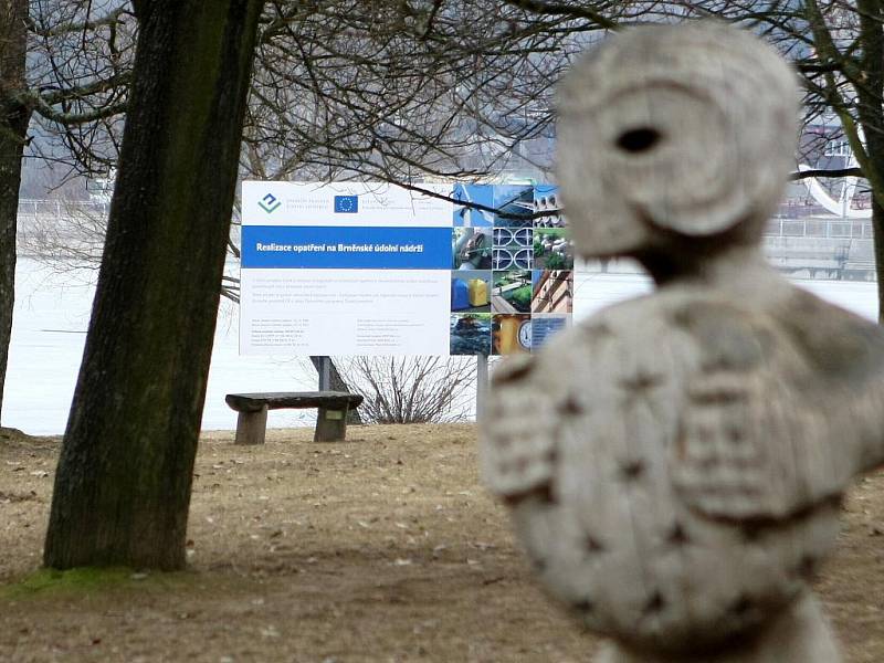 Kontroverzní billboard, který měl vyrůst vedle hráze Brněnské přehrady, vztyčilo ve čtvrtek Povodí Moravy na jiném místě. Ustoupilo tak tlaku lidí, kterým vadilo, že billboard zastíní památník hrázného Františka Šikuly.