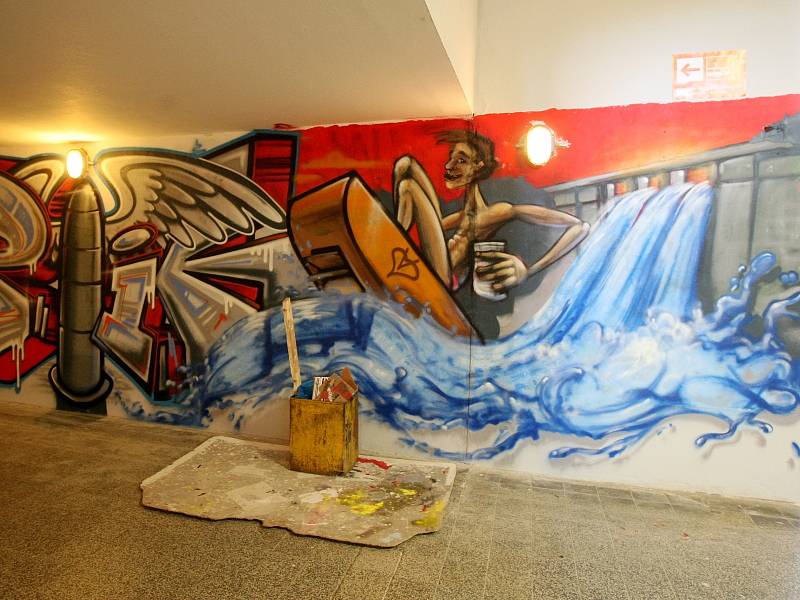 Velkoformátová grafitti zdobí nádraží v brněnských Židenicích.
