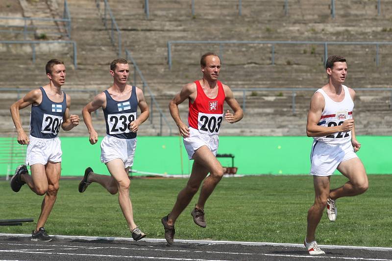 Natáčení filmu Zátopek na fotbalovém stadionu za Lužánkami.