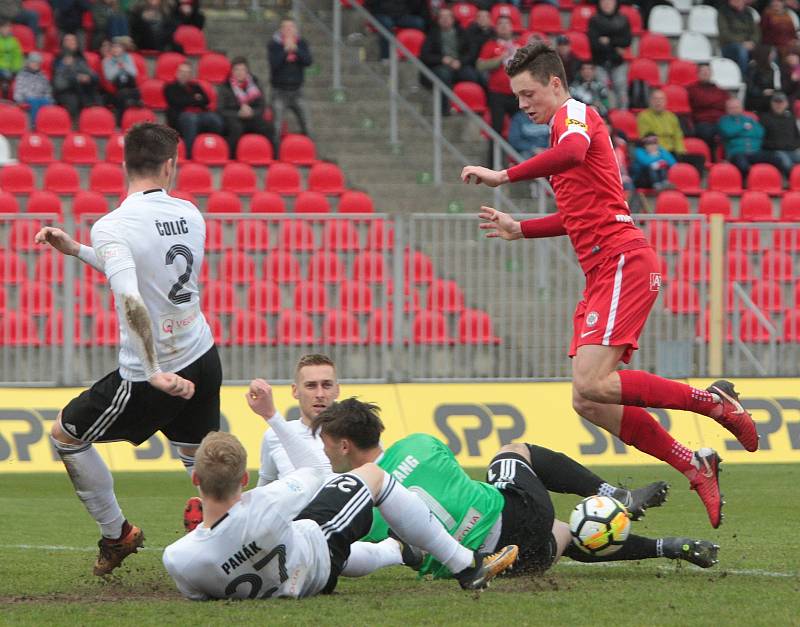 Fotbalisté Zbrojovky Brno (v červeném) uhráli s Karvinou jen bezbrankovou remízu.