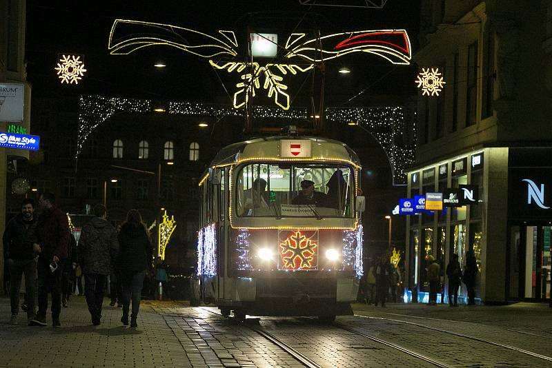 Pohled na netradiční předvánoční Brno - pustý Zelný trh a centrální náměstí Svobody.