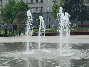 Kvůli teplému počasí a vysokému počtu návštěvníků fontánu v parku na Moravském náměstí v Brně napustili vodou o dva týdny dřív, než je obvyklé.