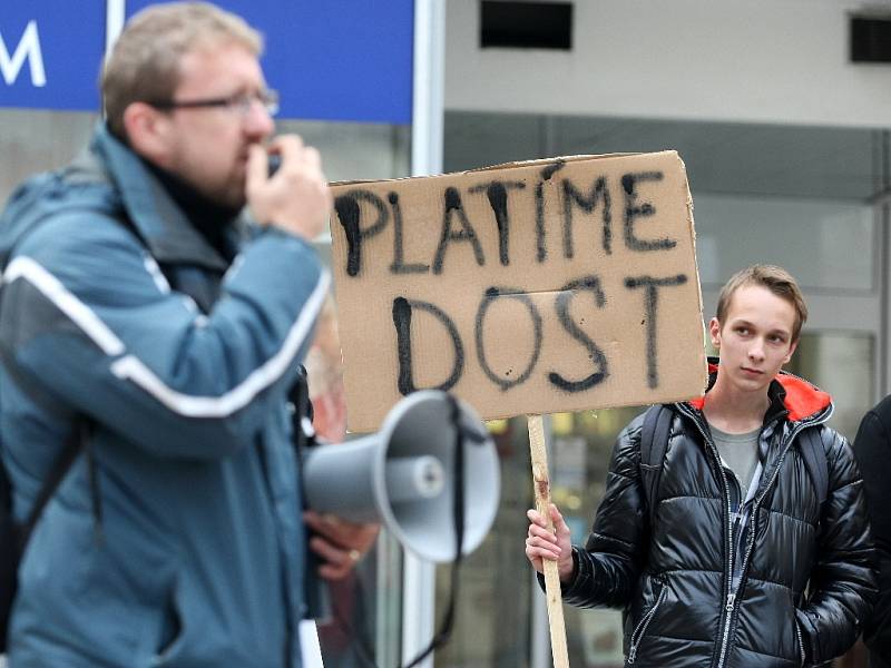 Necelých padesát lidí v úterý odpoledne dorazilo na Malinovského náměstí v Brně, aby tam projevili svůj nesouhlas s možným plánovaným zdražováním jízd v nočních autobusech.